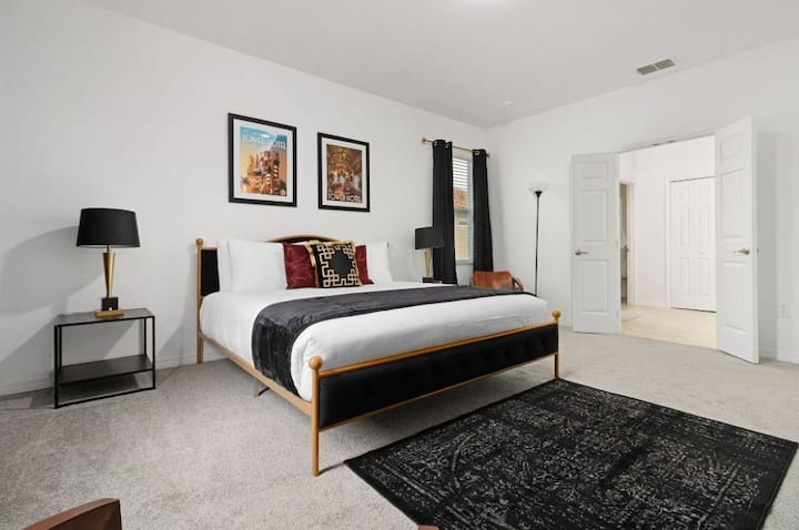 BR #5 "Disney's Tower of Terror" Themed w/ King Bed & Ensuite BA - Level Two