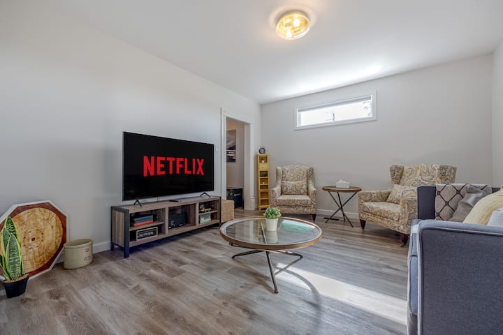 Niagara Getaway: Hot Tub, King Bed, Large Yard - Niagara-on-the-Lake
