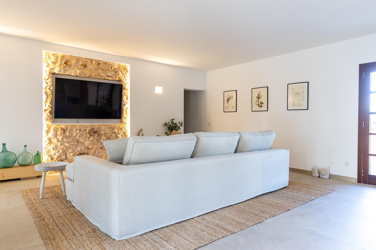 Top Airbnb: Es Mirador de Vernissa. Jacuzzi, sauna and pool in Santa Margalida