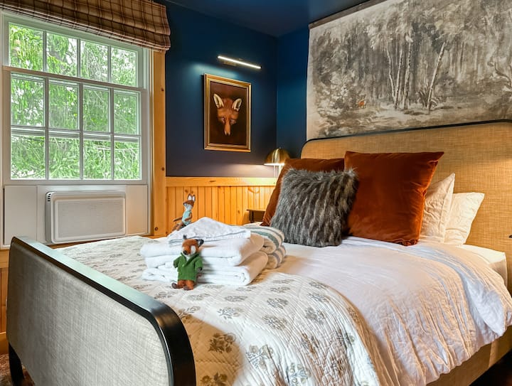 With a luxurious queen bed and Brooklinen bedding...