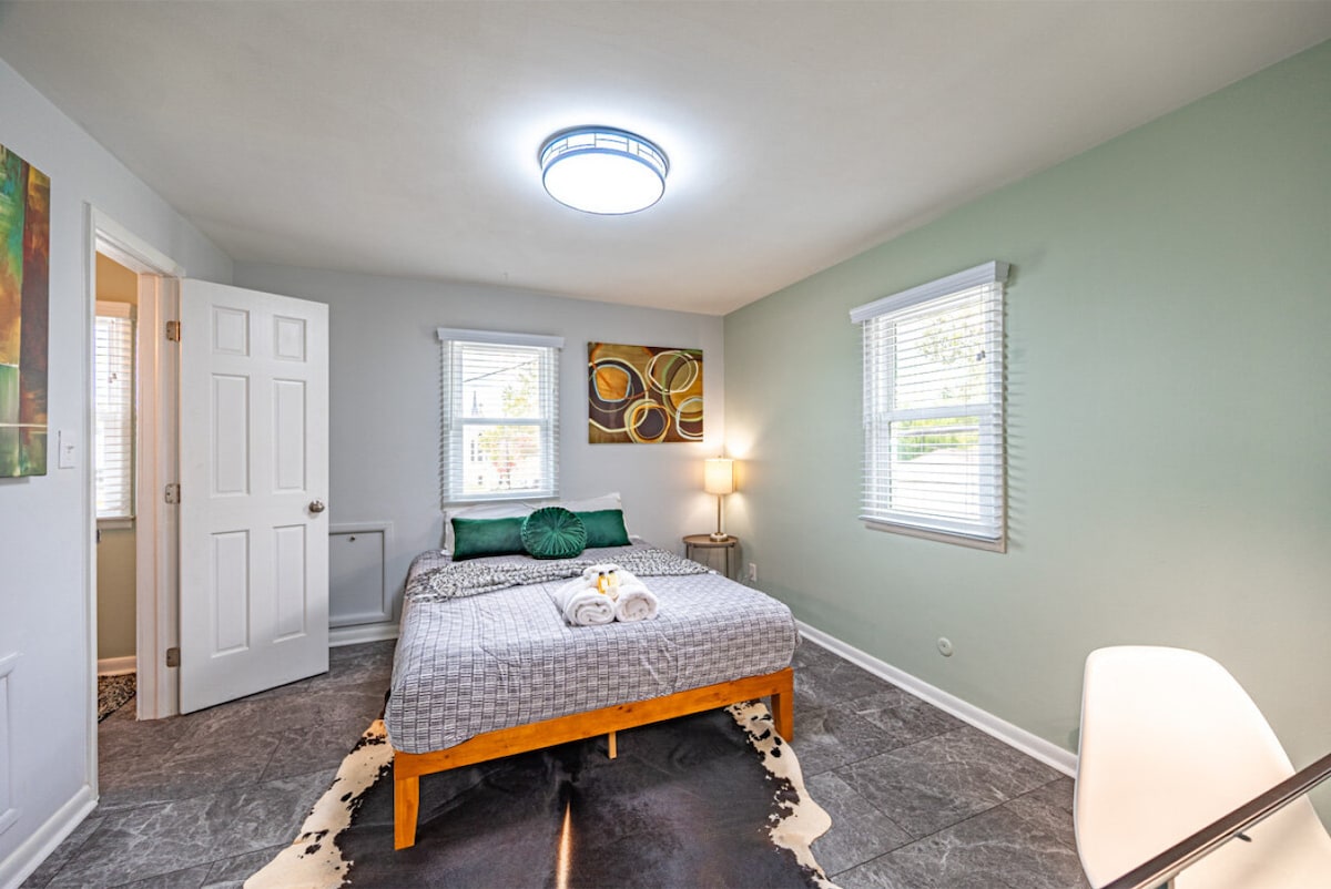 ️✨ 这间设计精美的卧室设有一张豪华床，让您睡个好觉，一盏时尚的灯，适合深夜阅读的人，还有一幅令人惊叹的画作增添了一丝优雅气息。