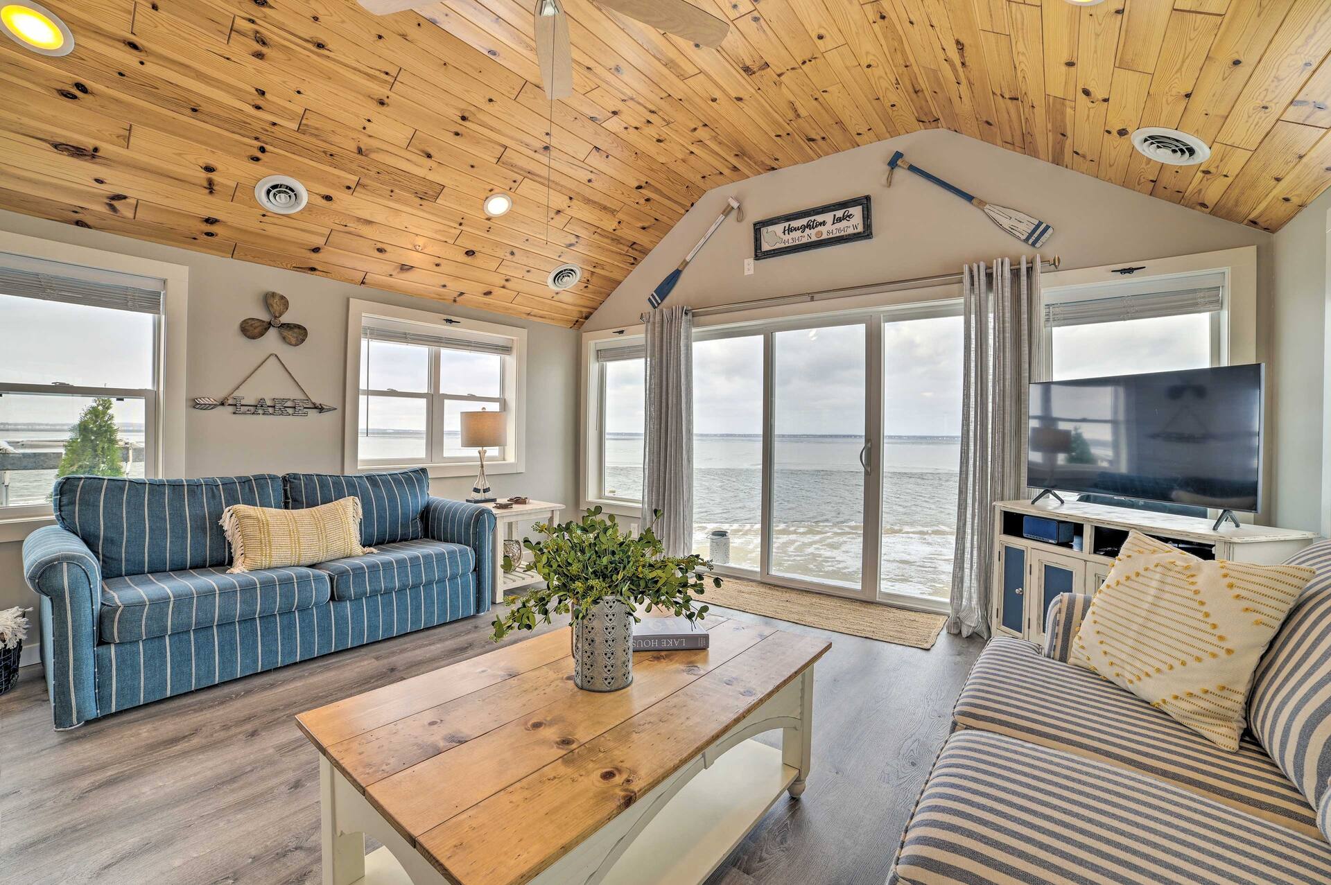 Charming Modern Cottage on Houghton Lake! — photo 4