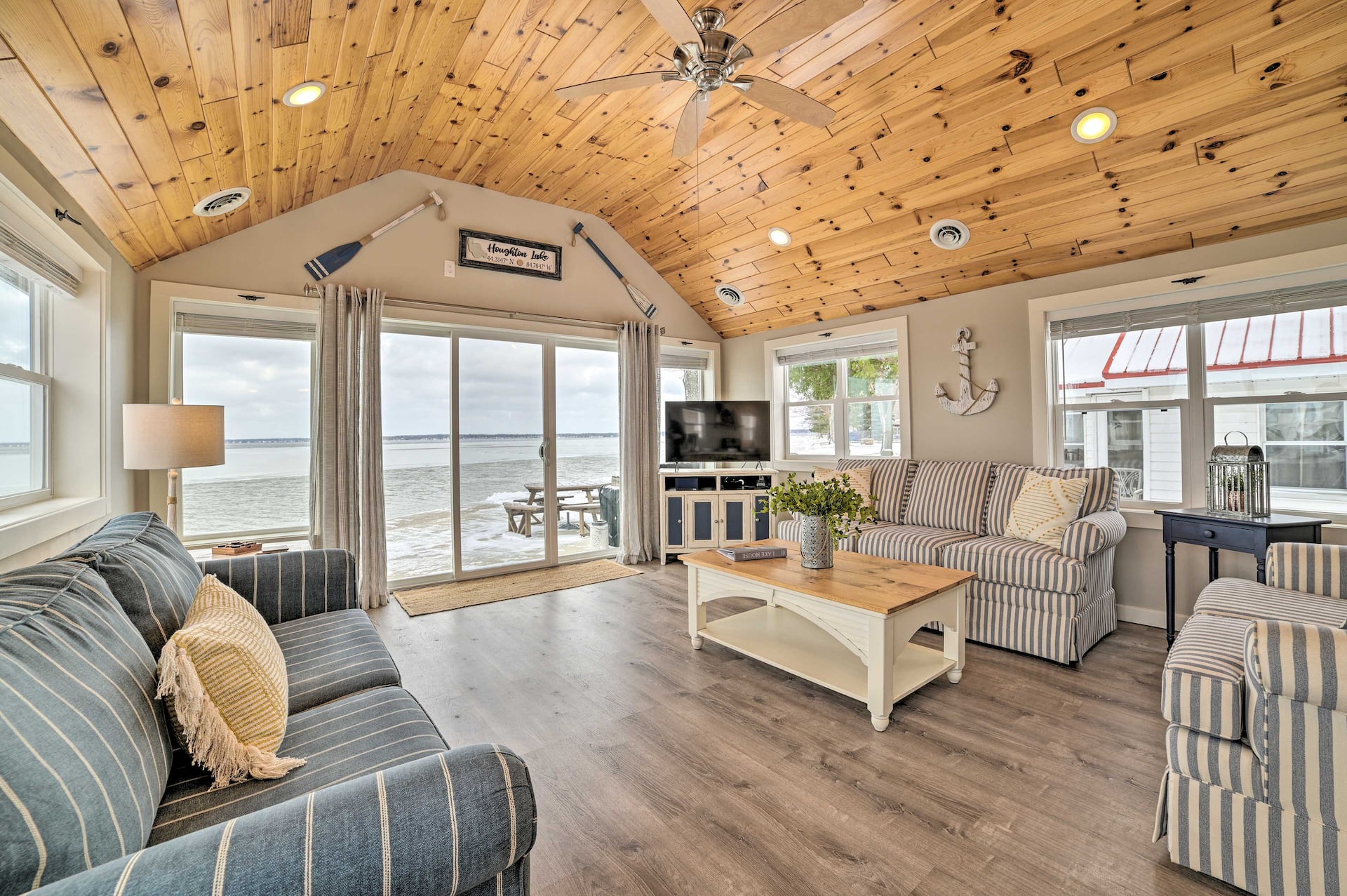 Charming Modern Cottage on Houghton Lake! — photo 5