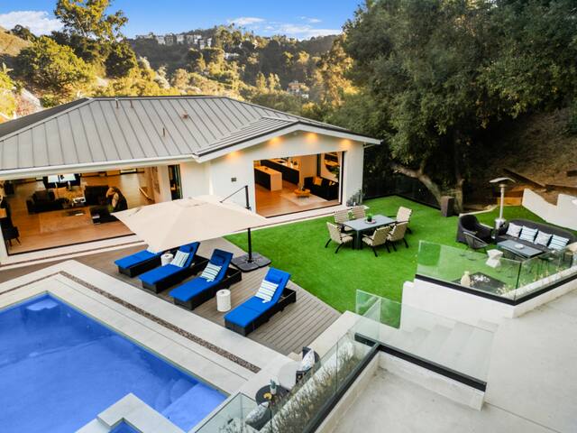 Upscale 4BR Hideaway in Hollywood Hills w/ Pool gallery image 5