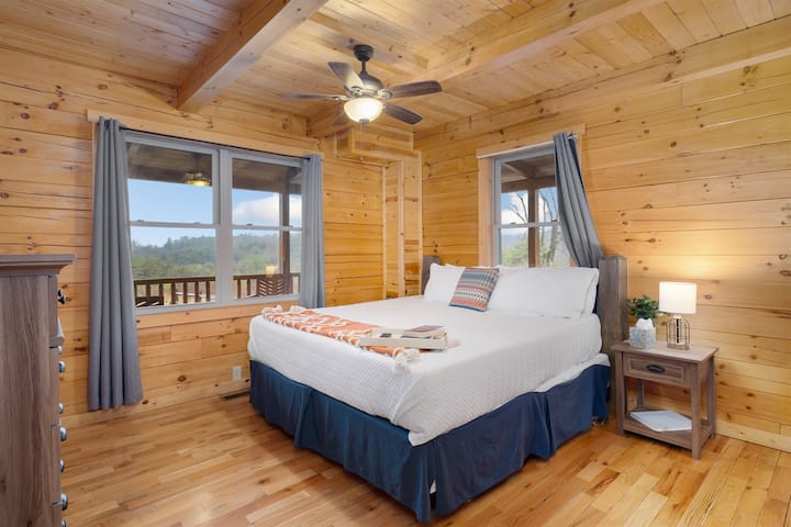 Corner-King master bedroom with Private En Suite Bathroom