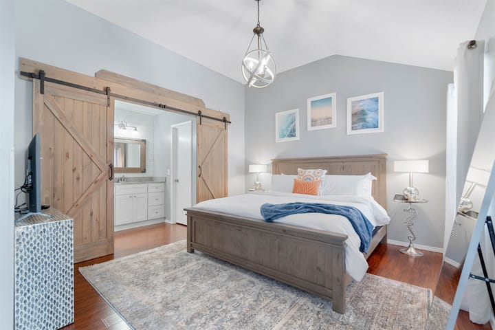 Step on into bedroom number 1 - the master bedroom consisting of a king sized bed that will indulge you into a peaceful night sleep