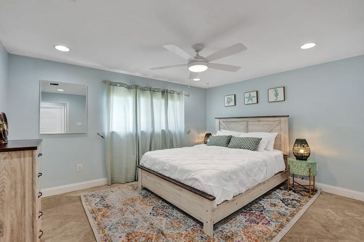 Kick off your shoes and drop the bags—you’ve arrived at your coastal retreat. This room with a King sized bed serves up breezy vibes, stylish touches, and plenty of space for luggage (and that extra vacation shopping).