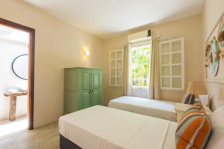 Спалня 4 с единични легла и самостоятелна баня