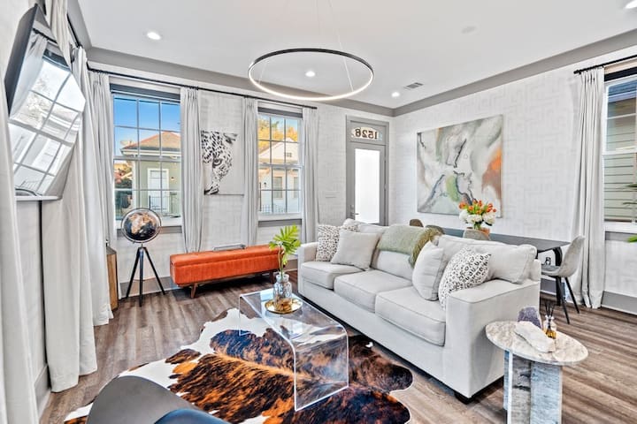 Steps to the French Quarter and Bourbon St