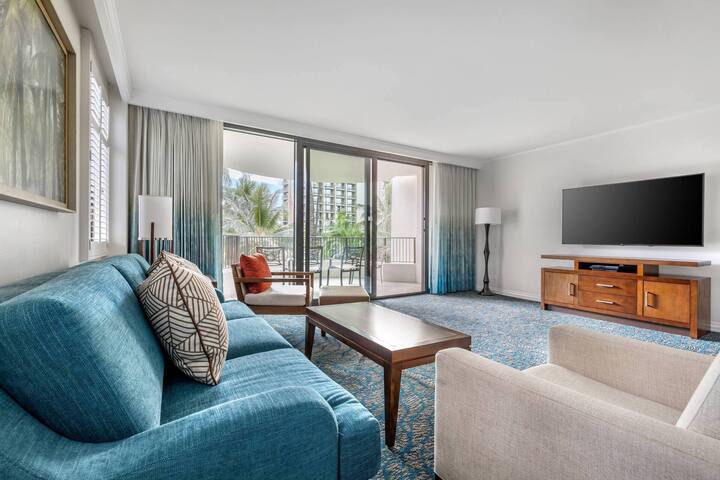 Family Friendly! On Waikiki Beach! gallery image 5