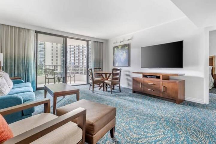 Family Friendly! On Waikiki Beach! gallery image 4