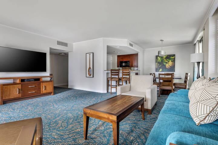 Family Friendly! On Waikiki Beach! gallery image 3