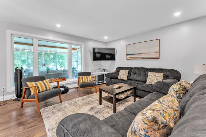 Marble Rock Retreat: Elegant Riverside Escape - Gananoque