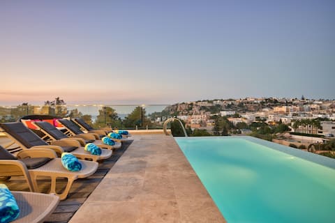 Villa Ghea: Outdoor Pool and Spa