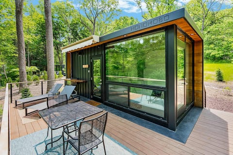 Modern Riverside Cabin w Hot Tub, Fire Pit, Kayaks