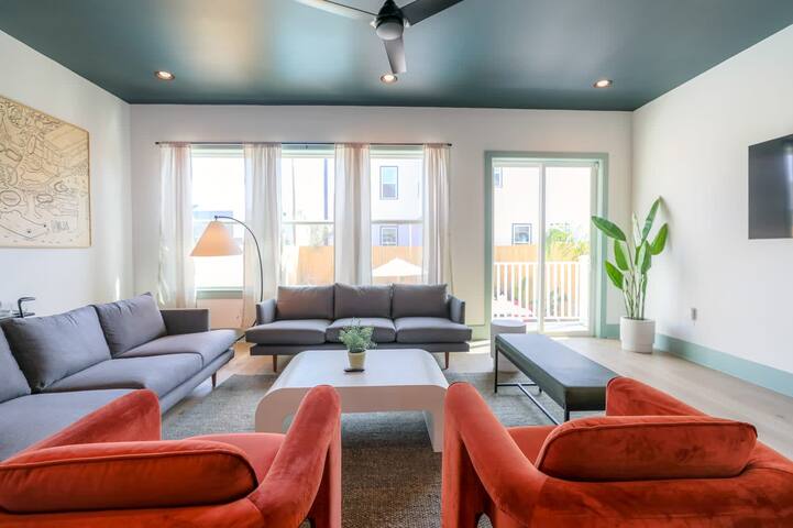 Elegant & Cosy House w/Heated Pool Patio & Parking gallery image 5