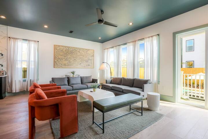 Elegant & Cosy House w/Heated Pool Patio & Parking gallery image 2