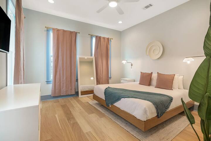 Hip Art Filled Uptown Oasis w/Heated Pool +Parking gallery image 5