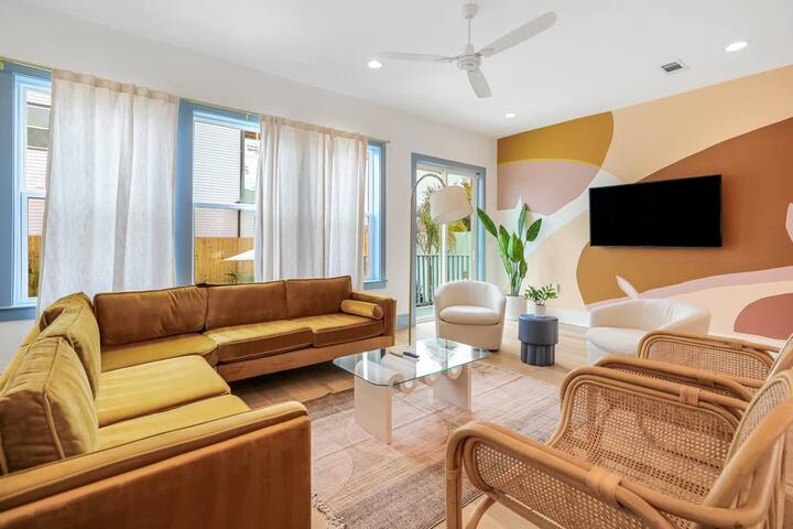 Hip Art Filled Uptown Oasis w/Heated Pool +Parking gallery image 3