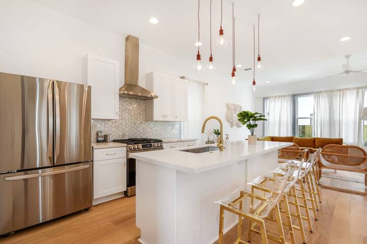 Hip Art Filled Uptown Oasis w/Heated Pool +Parking gallery image 2