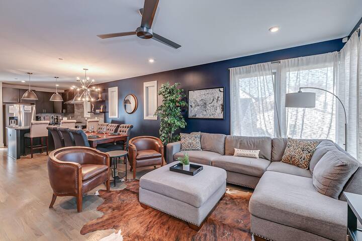 2 Homes Side by Side, Sleeps 24 People,Game Room,R gallery image 3