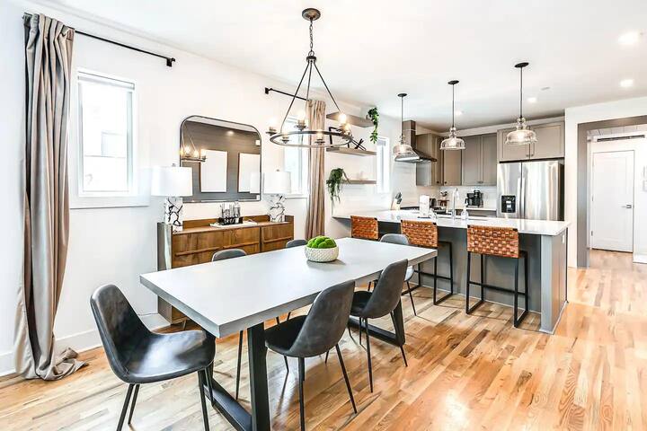 2 Homes Side by Side, Sleeps 24 People,Game Room,R gallery image 2