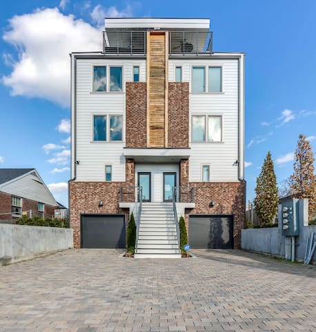 2 Homes Side by Side, Sleeps 24 People,Game Room,R gallery image 4