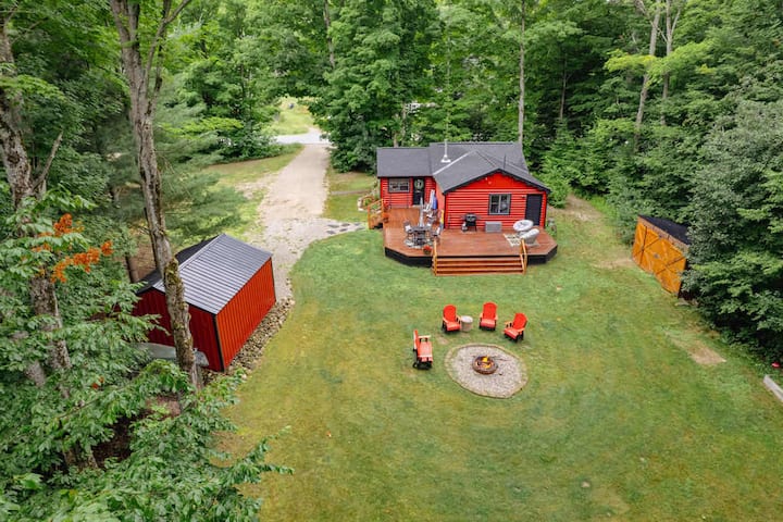 Cozy Lil Red Cabin; Water Frontage, Dog Friendly! - Houses for