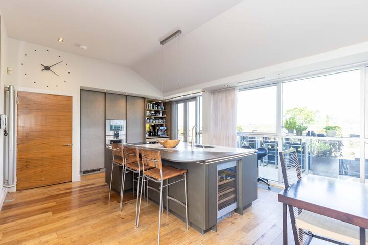 Beautiful Penthouse with Terrace & Jacuzzi gallery image 3