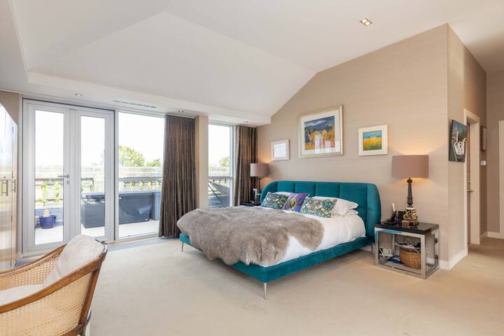 Beautiful Penthouse with Terrace & Jacuzzi gallery image 2