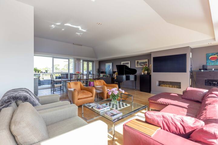 Beautiful Penthouse with Terrace & Jacuzzi gallery image 5