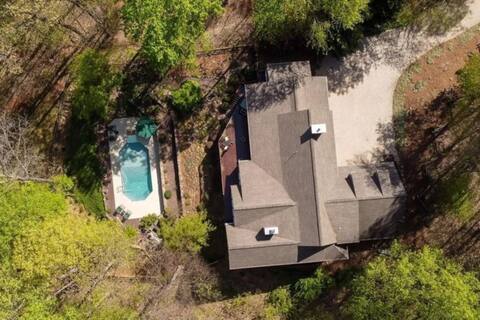 Lakeside Manor ~ With Private Pool and Hot Tub!