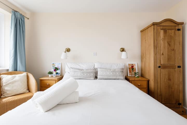 La principal tiene una cama de matrimonio y maravillosas vistas al mar.