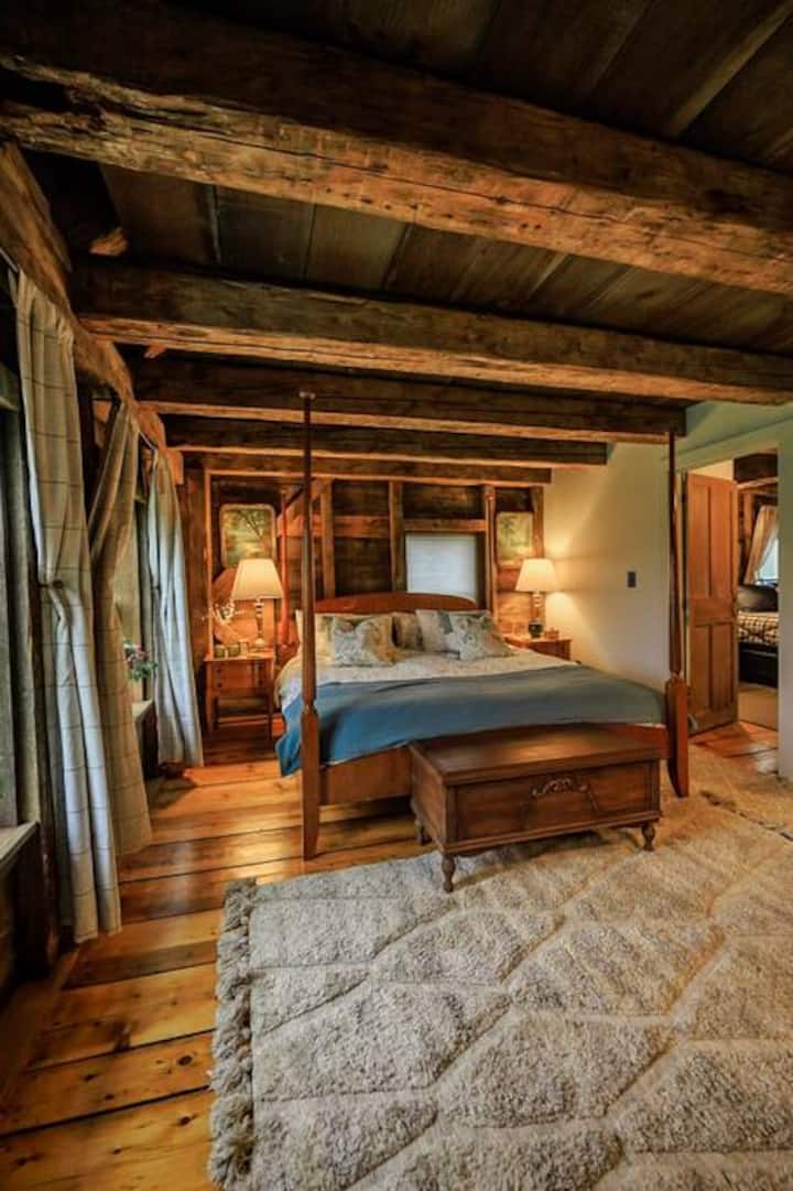 Chumba cha kulala cha "Library Suite" kilicho na bafu la chumbani