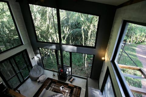 Airbnb em destaque: Total immersion: glass, forest and crystal clear waters em Nova Petrópolis
