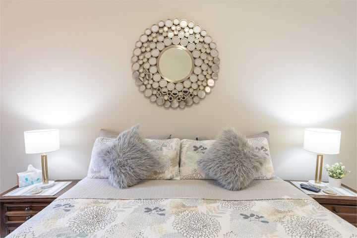 [ห้องนอนหลัก] มีการตกแต่งที่ทันสมัยสวยงามและอ่างอาบน้ำในตัว