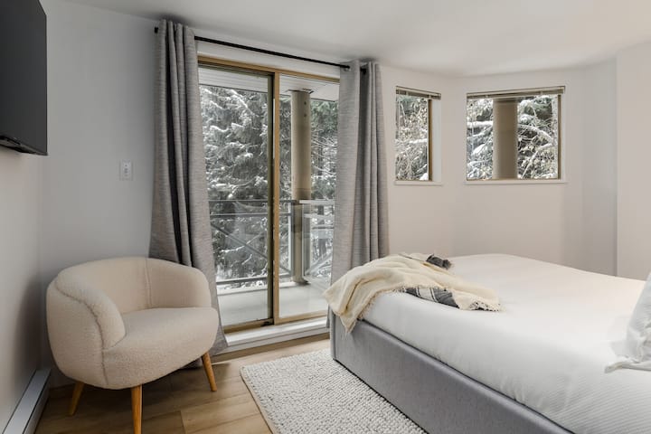 غرفة النوم الثالثة (في الطابق العلوي) - استمتع بكوب من القهوة أو الشاي على الشرفة المشتركة