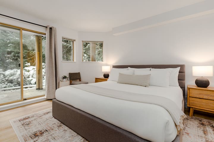 غرفة النوم الأساسية (الطابق السفلي) - استرخ واسترخ في غرفة النوم الرئيسية الفسيحة هذه التي تحتوي على سرير كبير وإمكانية الوصول المباشر إلى الطابق الأرضي، بالإضافة إلى حمام داخلي