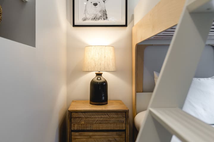 غرفة النوم الرابعة (الطابق العلوي) - مساحة رائعة للأطفال!