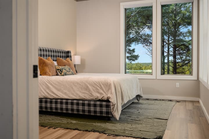 Ще се насладите на пешеходен туризъм и разглеждане в държавния парк Beavers Bend. Там ще намерите километри пътеки и потоци. Летните посетители ще се насладят на джет ски, каяк или риболов.