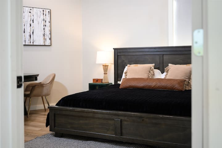 Няма да намерите 100 - футови борове във Фриско. Извисяващите се борове и дъбове в Оклахома ще обградят дървената ви колиба и ще ви дадат всички горски усещания, които очаквате от това бягство.