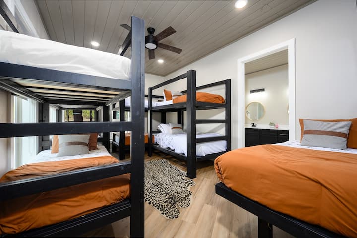 Ще се насладите на пешеходен туризъм и разглеждане в държавния парк Beavers Bend. Там ще намерите километри пътеки и потоци. Летните посетители ще се насладят на джет ски, каяк или риболов.