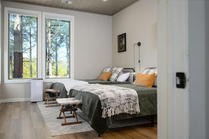 Двойна стая с двойно легло и самостоятелна баня на втория етаж