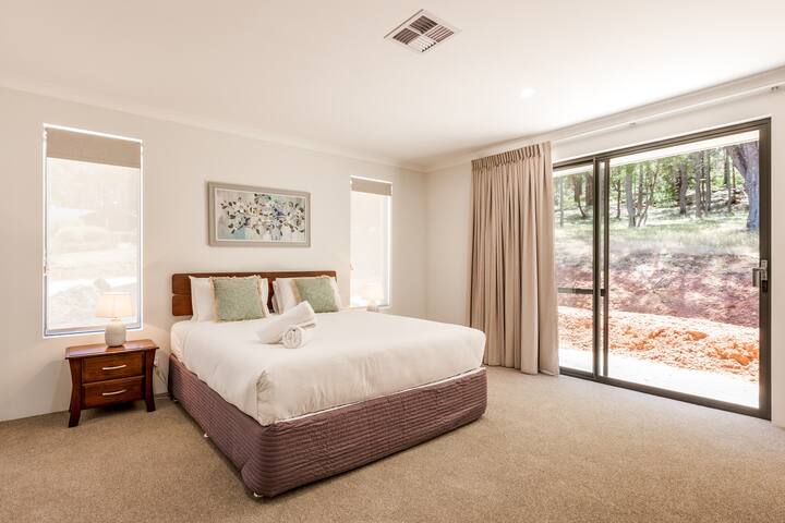 Wildgreen Villa—Lakeside Hideaway in Winery Estate gallery image 3