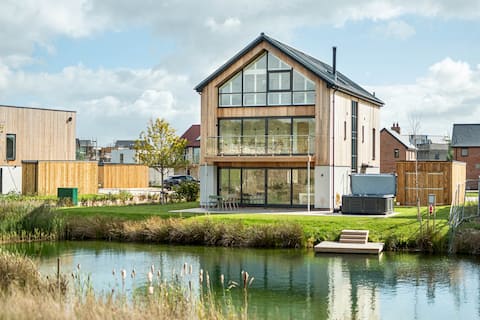 Lakeside Property with Hot Tub (Everdene OI14)