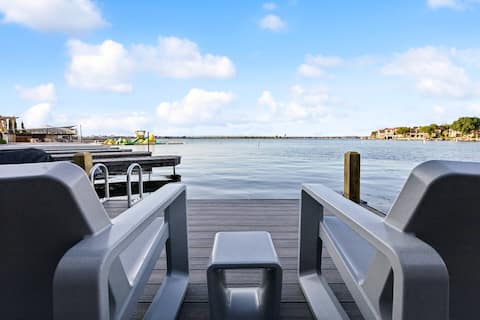 Top performing Airbnb: Lakefront 3B modern home/boat slip/SUPs/SAUNA/Stea in Texas Hill Country