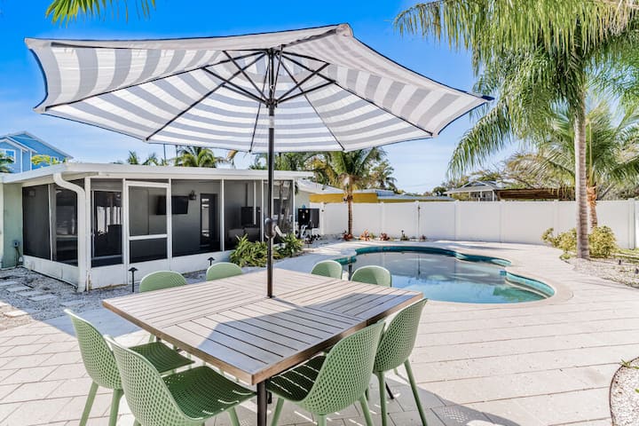 12th Ave Beach House: Pool, Lanai & Walk To Sand - Indian Rocks Beach, FL