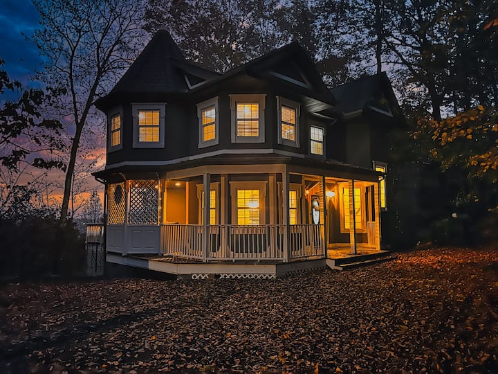 Victorian Home With Mountain Views! Free Tickets! - Gatlinburg, TN