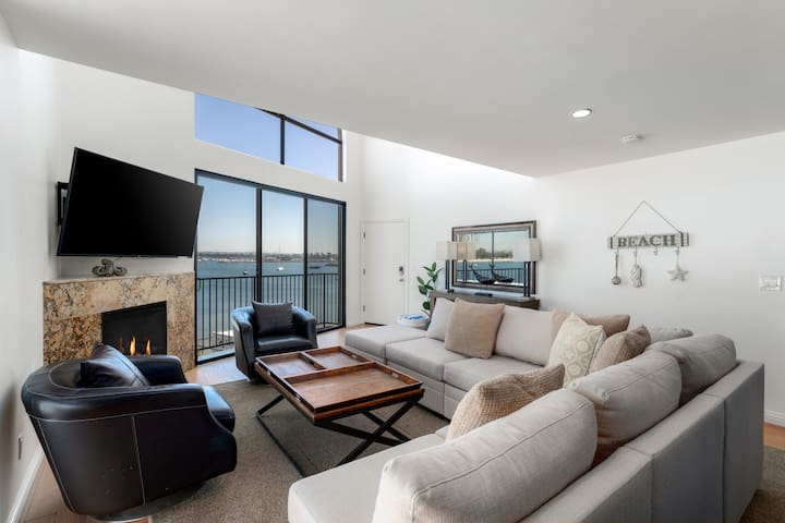 Bayfront Penthouse w/ Firework and Water Views!