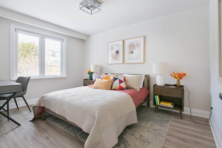 Chumba cha Msingi kinatoa dawati na kiti ikiwa unahitaji kufanya kazi kidogo.